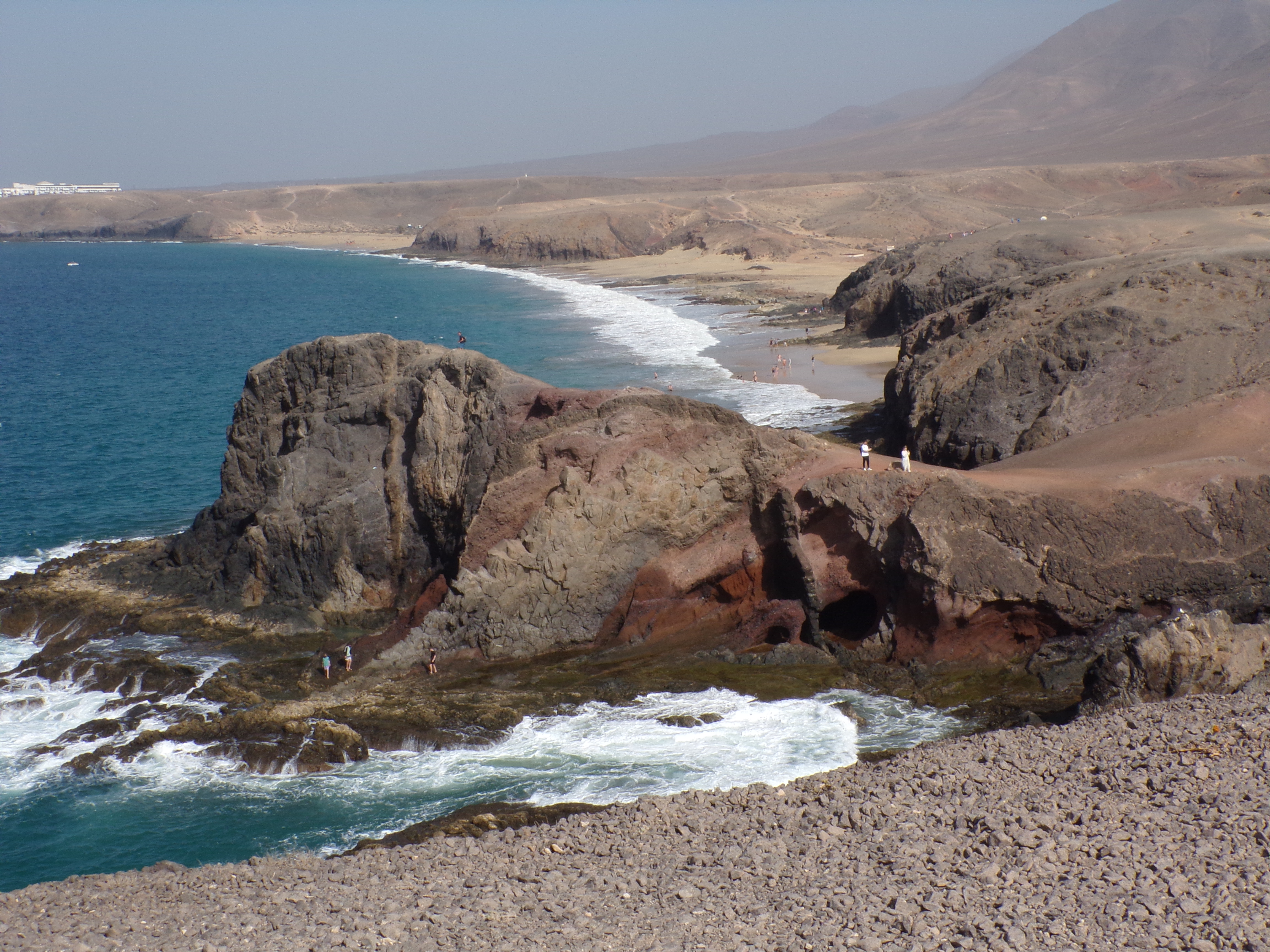 Acantilados en playa de papagayo en Lanzarote